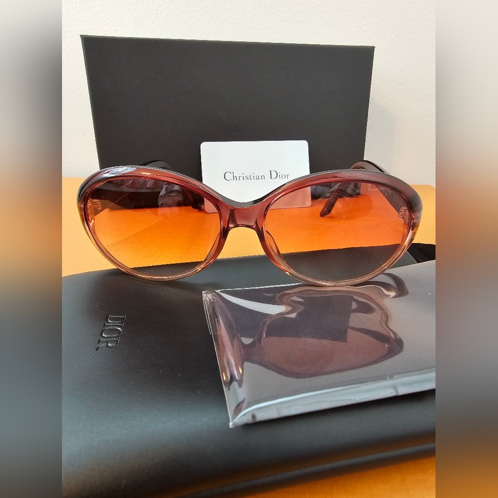 DIOR Sunglasses FULL INCLUSION with Case, Box, CD Card, CD Cloth, And COA - Picture 4 of 11